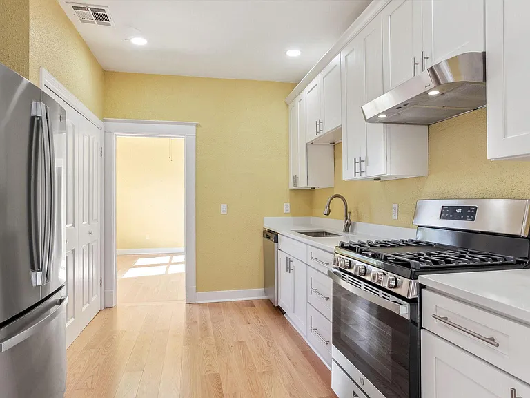 1426 Alvar St — Photo 2