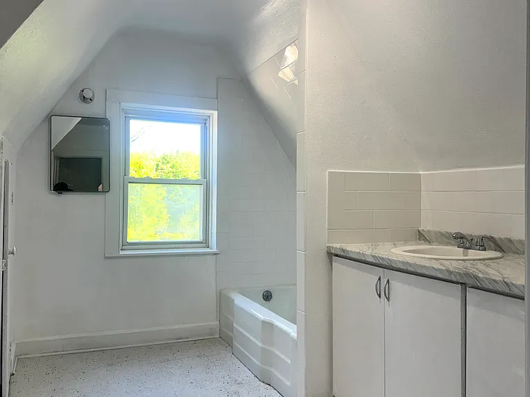 560 Taxter Rd — Photo 23
