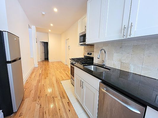3rd image of 256 E 10th St #1Z