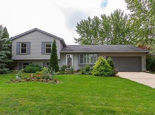 8106 Canterbury Ln, Woodridge, IL 60517