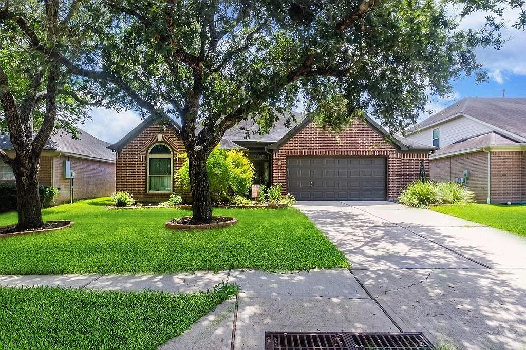 4 bed, 2.0 bath, 2418 sqft, $3,500 — Photo 1