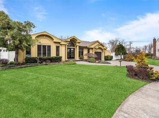 12 Kingswood Cir, Old Bethpage, NY 11804