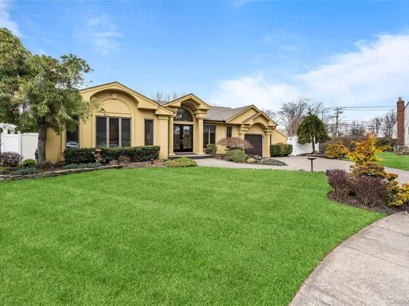 12 Kingswood Circle, Old Bethpage, NY 11804