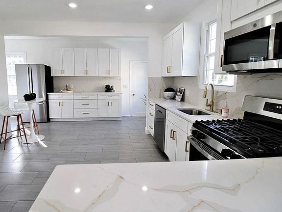 2nd image of 733 Irving Pl Floor 1