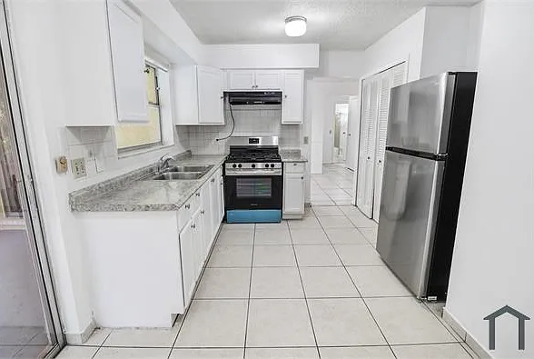 12020 NW 34th Pl — Photo 2