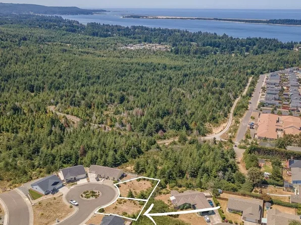 1 Nautical Ct, Coos Bay, OR 97420