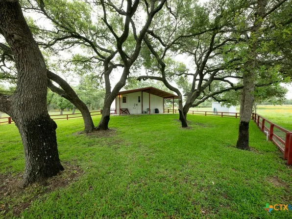 104 Longhorn Rd, Stockdale, TX 78160