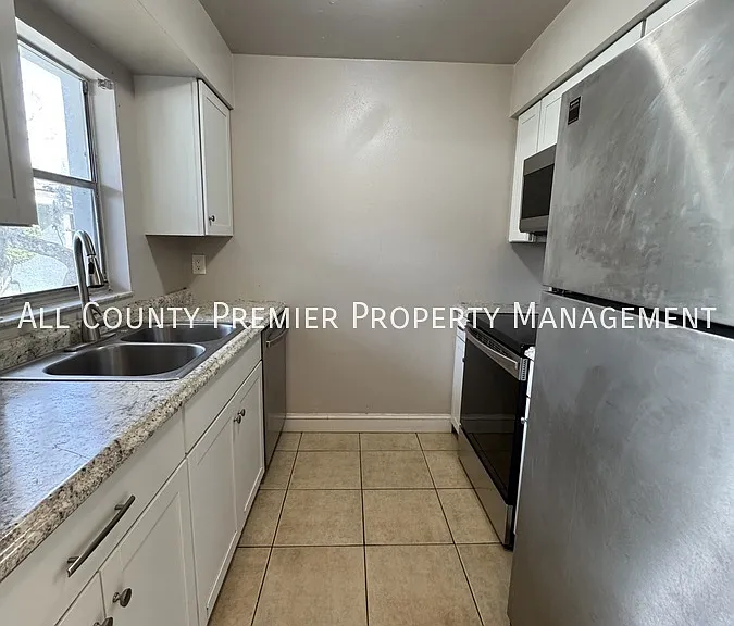 415 Dorchester Sq — Photo 4