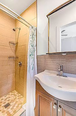 5th image of 450 W 46th St APT 2RW