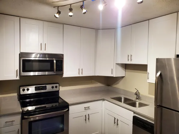 3155 Coachman Rd APT 275, Eagan, MN 55121