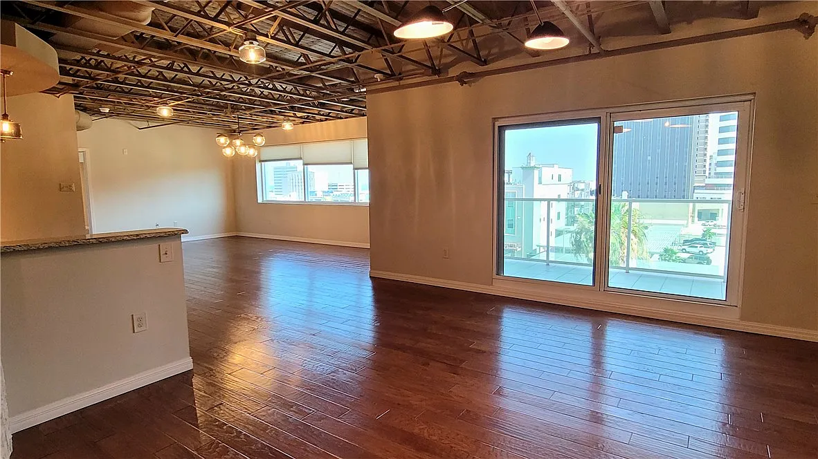 Photo 2 of 29 - 901 N Upper Broadway St #502 - Corpus Christi, TX Building Photo - 901 N Upper Broadway St #502