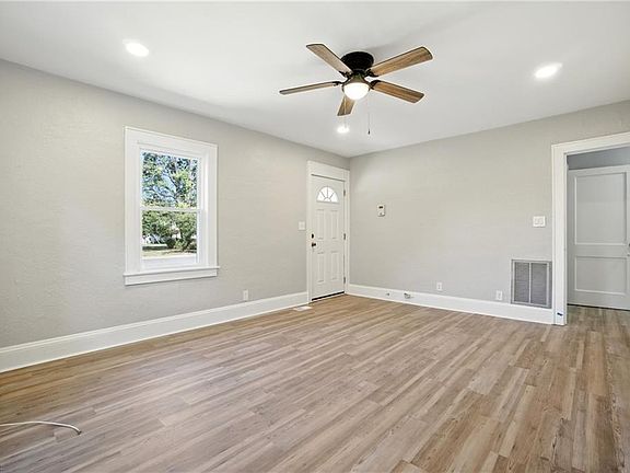 4th image of 407 W Little Creek Rd