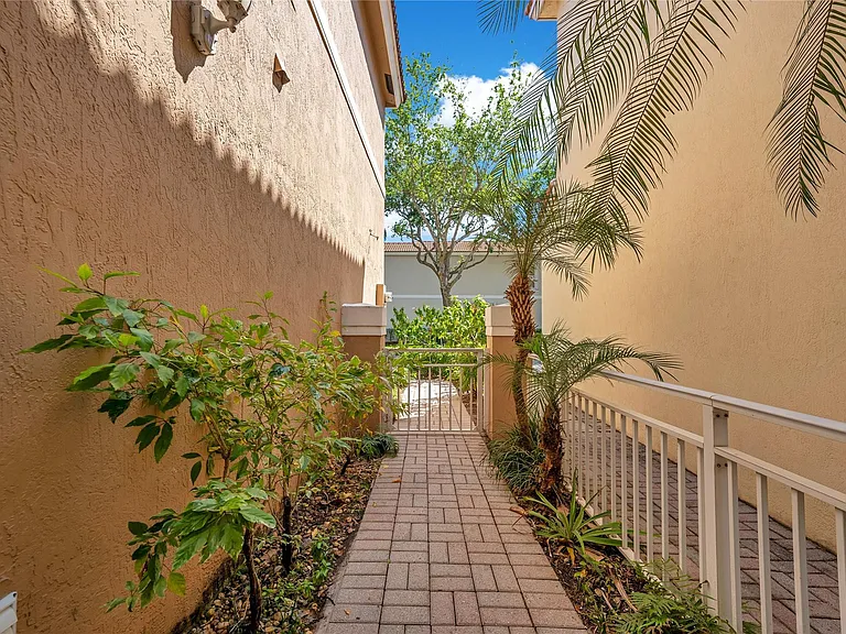1840 Sweetbay Way — Photo 4