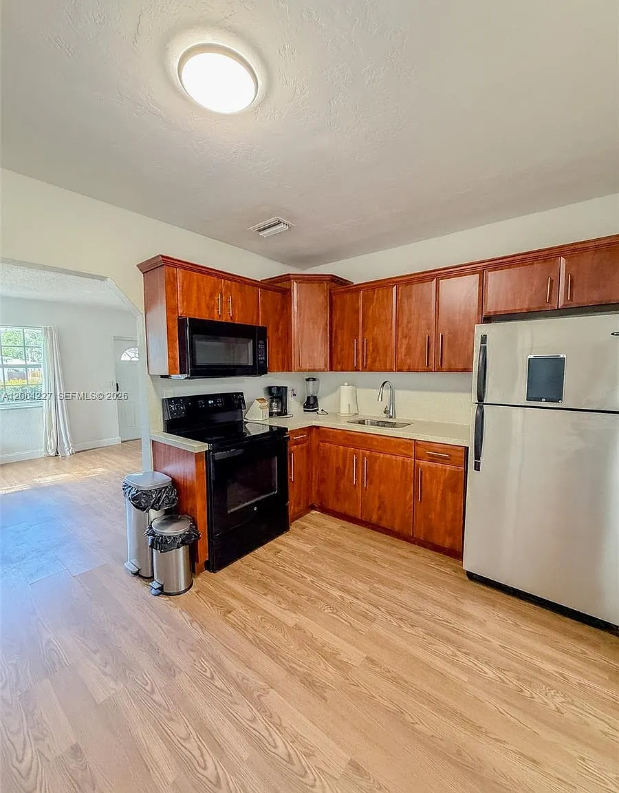 South Hollywood Amd Plat — Photo 1