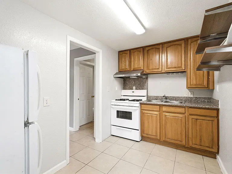 1238 Haskell St #B — Photo 7