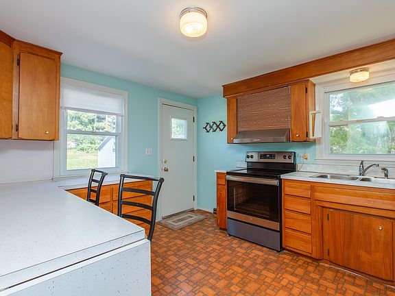 5th image of 15 Portchester Dr