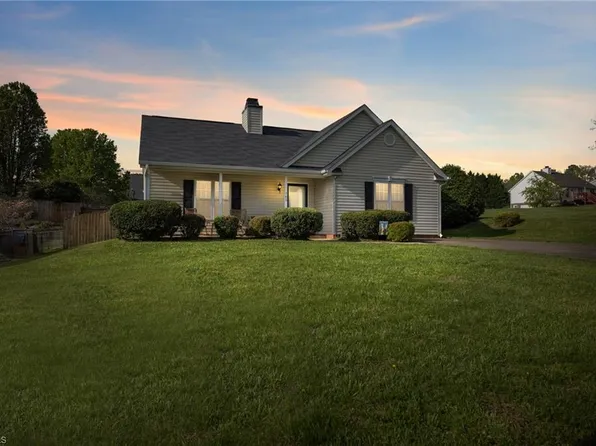 165 Fraizer Creek Rd, Winston Salem, NC 27105
