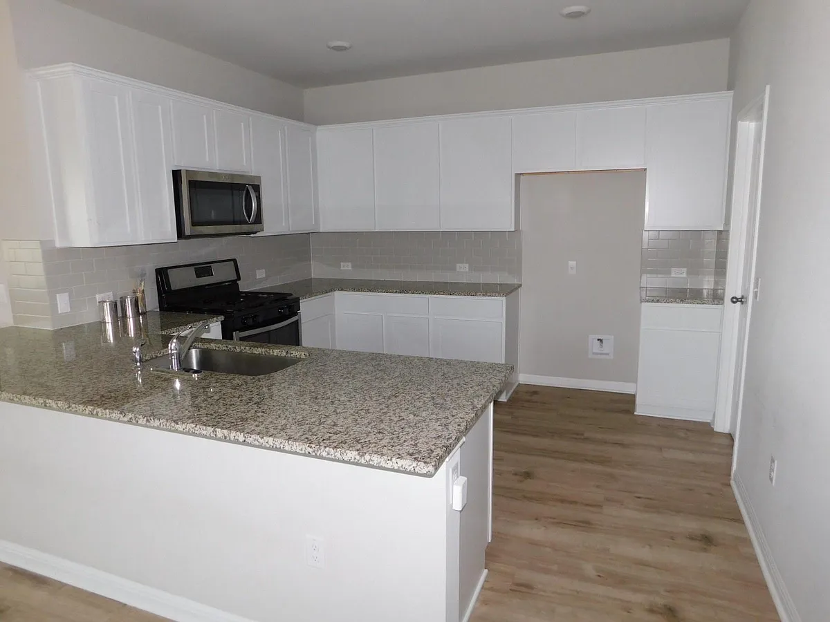 Building Photo - 104 Royal Palm Way