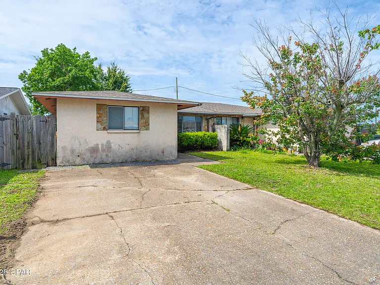 1125 Bradley Cir — Photo 2