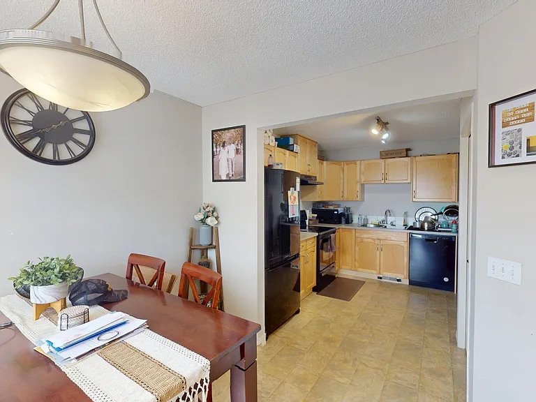 87 Saddlebrook Point NE — Photo 3