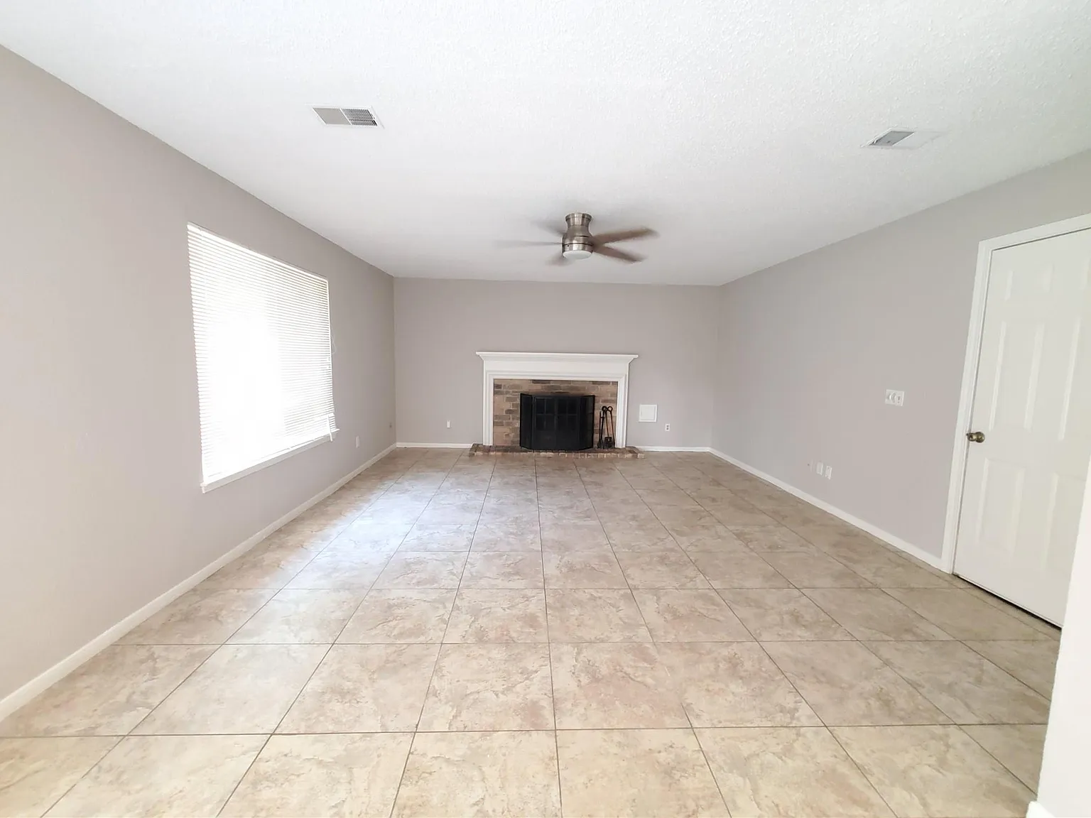 4 bed, 2.5 bath, 2356 sqft, $2,200 — Photo 3