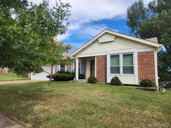 16507 Rain Forest Dr, Ballwin, MO 63011