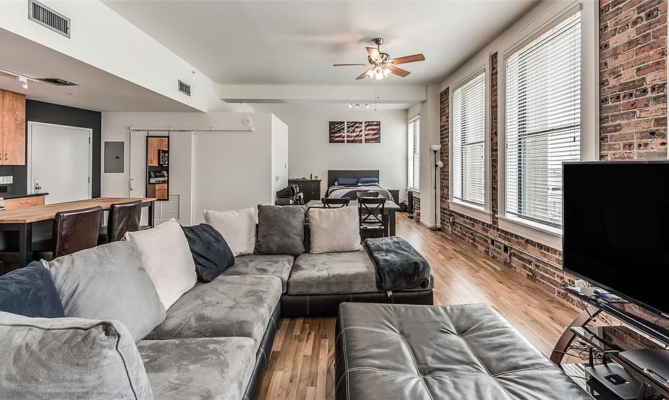 This Downtown Loft has everything that you could desire: great location, wonderful finishes, historical architectural elements, highly desirable building, lots of light and spectacular skyline views!