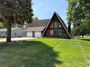 404 4th St NE, Orange City, IA 51041