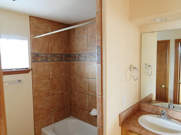 Saturn Cir — Photo 4