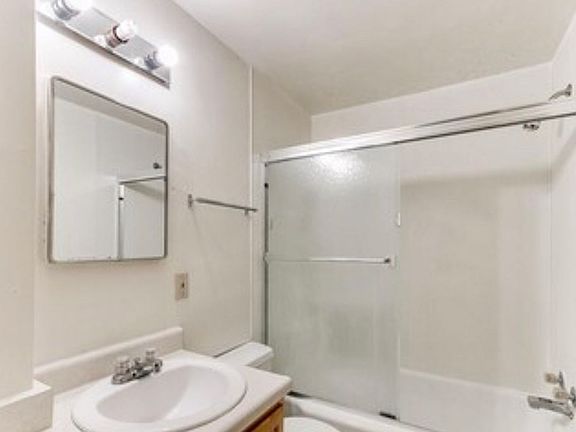 4th image of 1017-1019 E 6th St #3B-1Ba