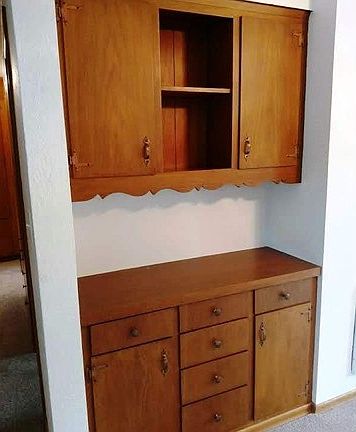 That sweet dining built in.  Tons of storage here!