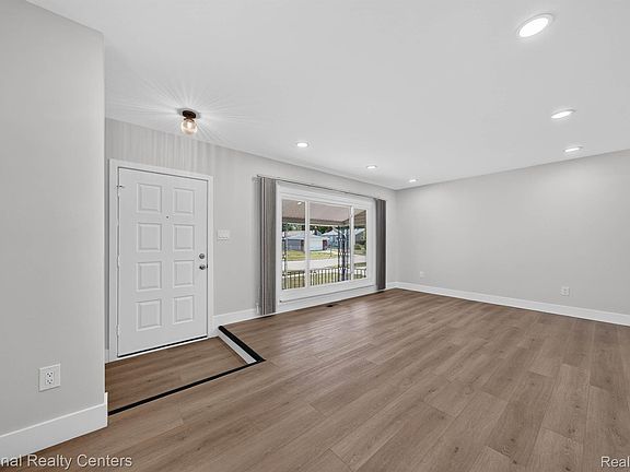 5th image of 833 Bernie Ln