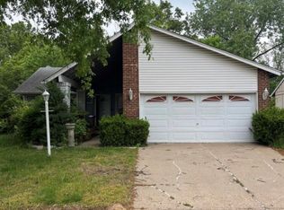 5299 Trailoaks Dr, Florissant, MO 63033