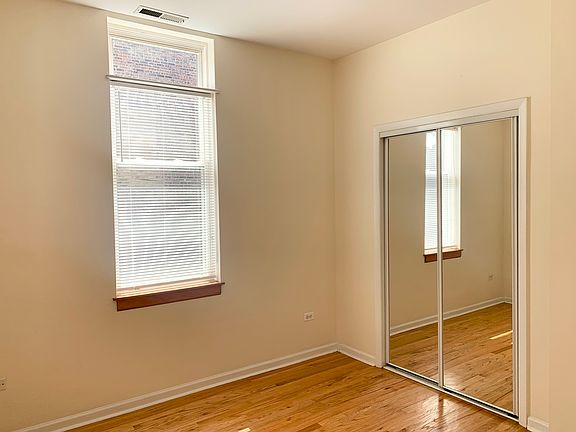 5th image of 1084 N Marshfield Ave #3R