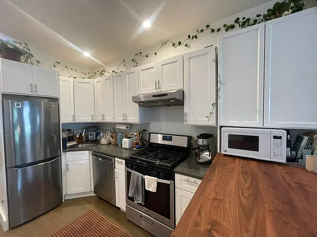 686 Sackett St #4R — Photo 3