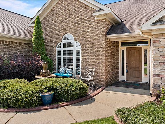 4th image of 2015 Harrison Dr