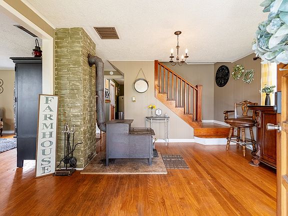 4th image of 483 Store Hill Rd
