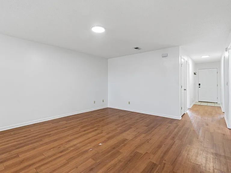 Mid-Town Apartments — Photo 27