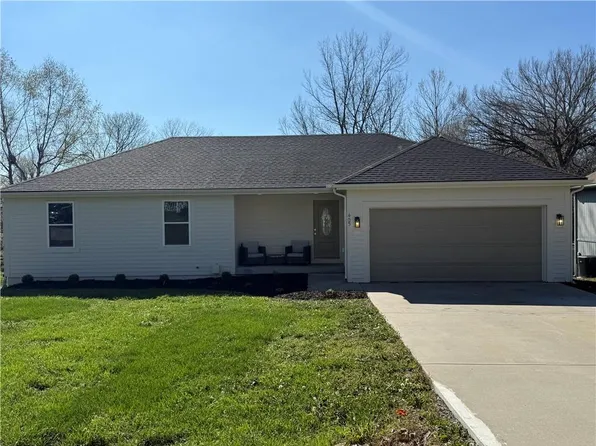 405 N Harrison St, Spring Hill, KS 66083