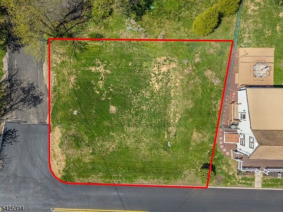 3rd image of 2 Maple Ln