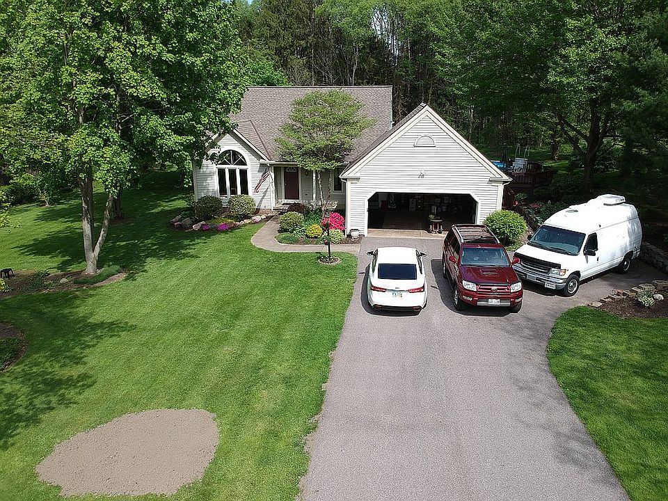 1st image of 11096 Carriage Hill Dr