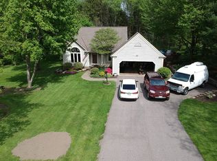 11096 Carriage Hill Dr, Chagrin Falls, OH 44023