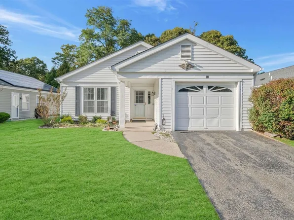 10 Kingston Drive #10, Ridge, NY 11961