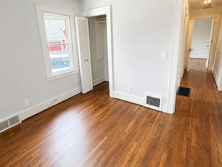 325 Parkdale Ave — Photo 3