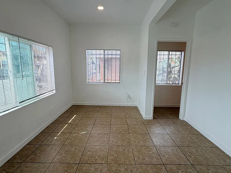 Magnolia Ave — Photo 4