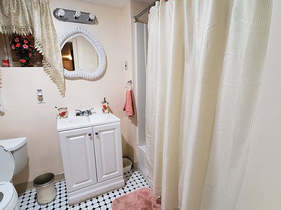 5th image of 18 Home Ct APT 1