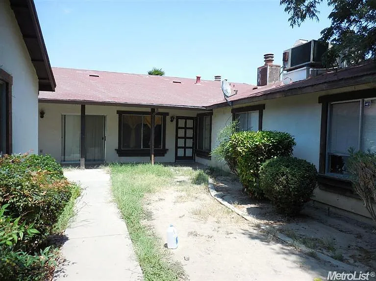 2021 Peggy Ln photo 1