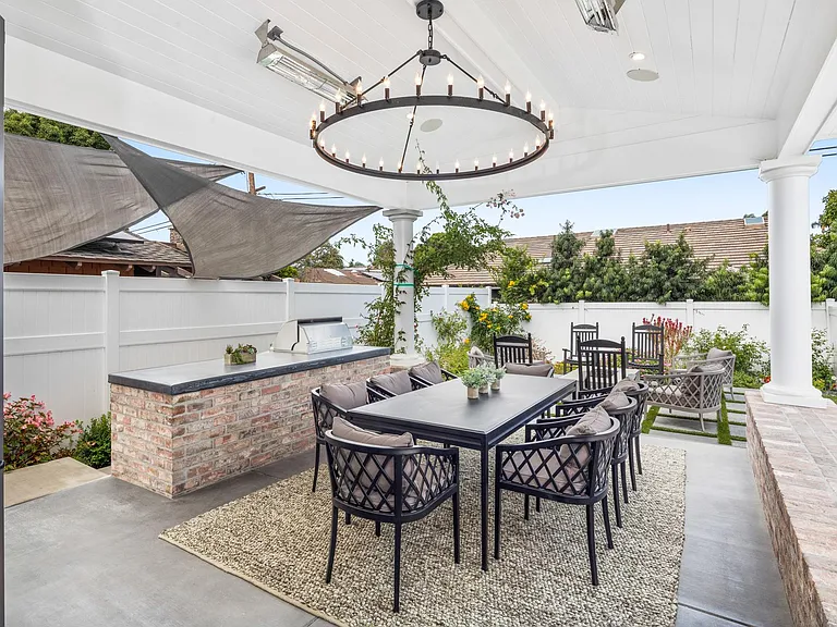 Outdoor dining / BBQ
