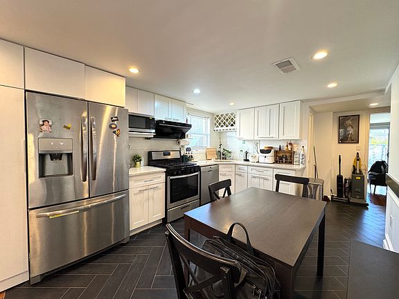 5th image of 33 Rockland Ave