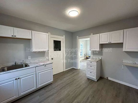 4th image of 200 E 31st St